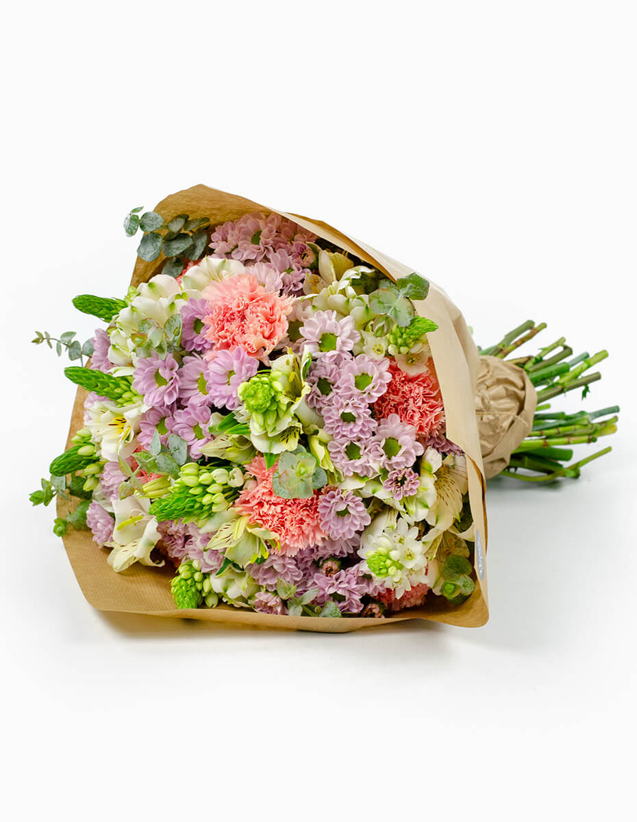 Conjunto colorido de Alstroemerias, Cravos, Margaridas e Ornithogalum realizado por duas marcas portuguesas, A Flores no Cais e a D'Alma.