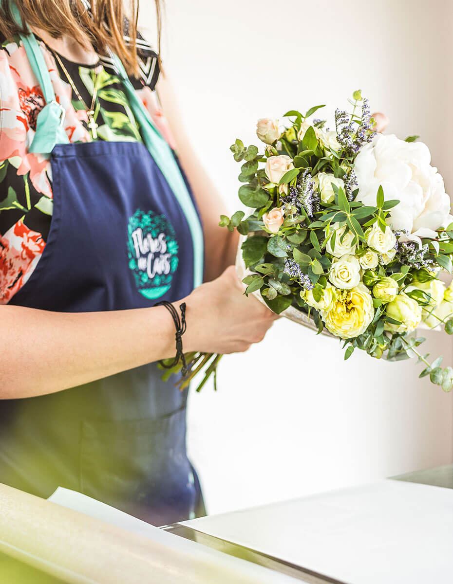 Florista da Flores no Cais a preparar um lindíssimo bouquet