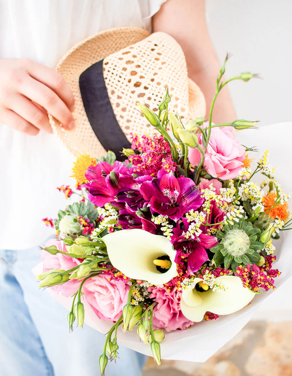 Deixe que os nossos floristas preparem um magnífico arranjo de flores para si, feito apenas com as flores mais frescas!