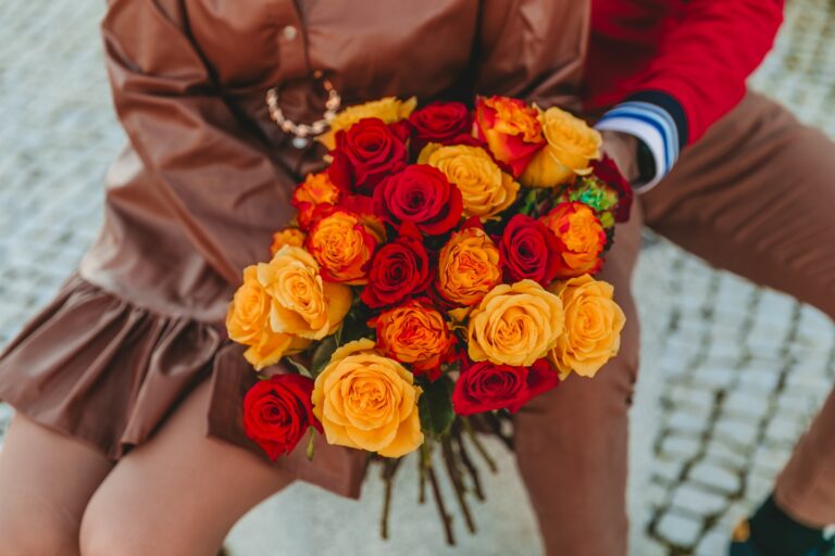 Casal com Ramos de Rosas Amarelas, Rosas Fogo e Rosas Vermelhas no Dia dos Namorados