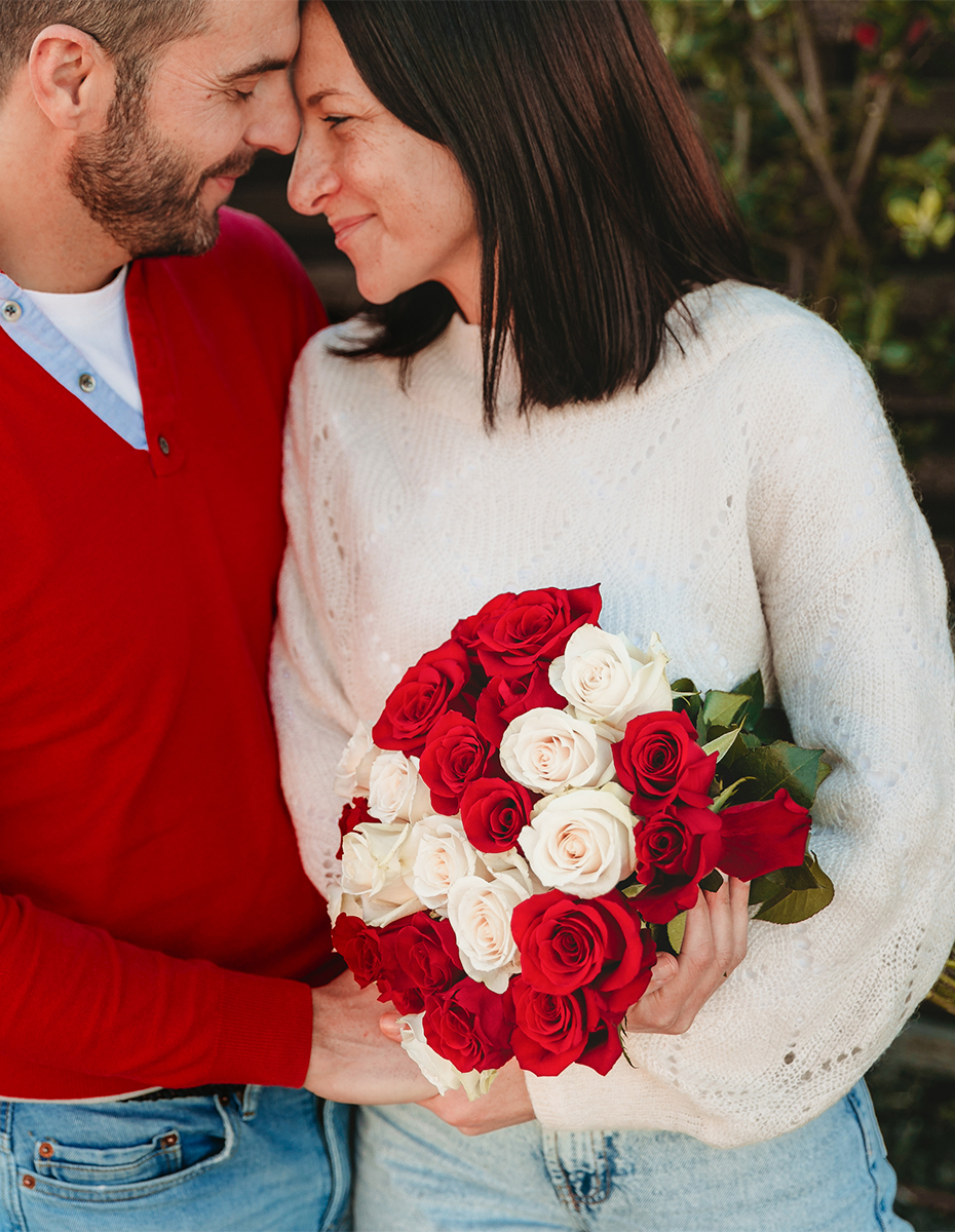 Ramo de Rosas Vermelhas e Brancas À La Carte. Foto Lifestyle.