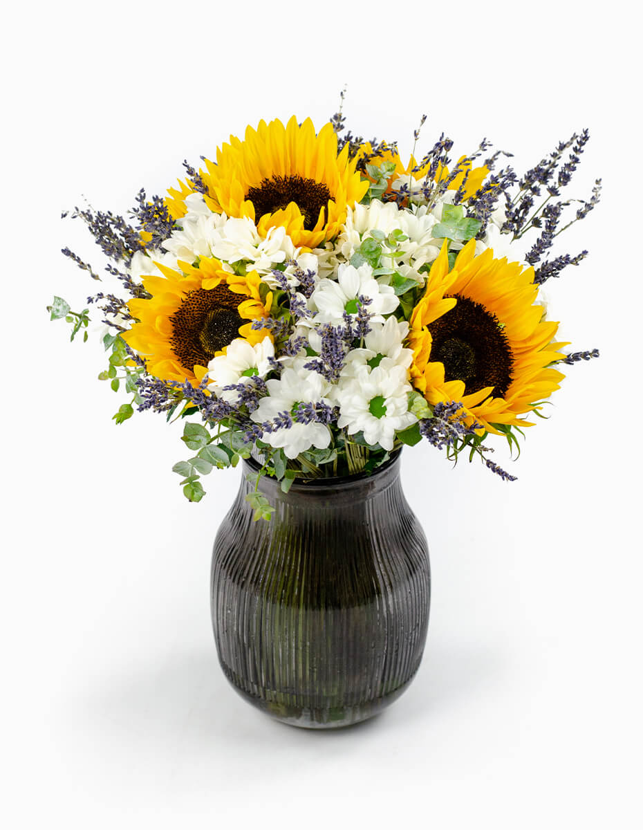 Um conjunto de Girassóis, Lavanda e Margaridas com verdura incluída.